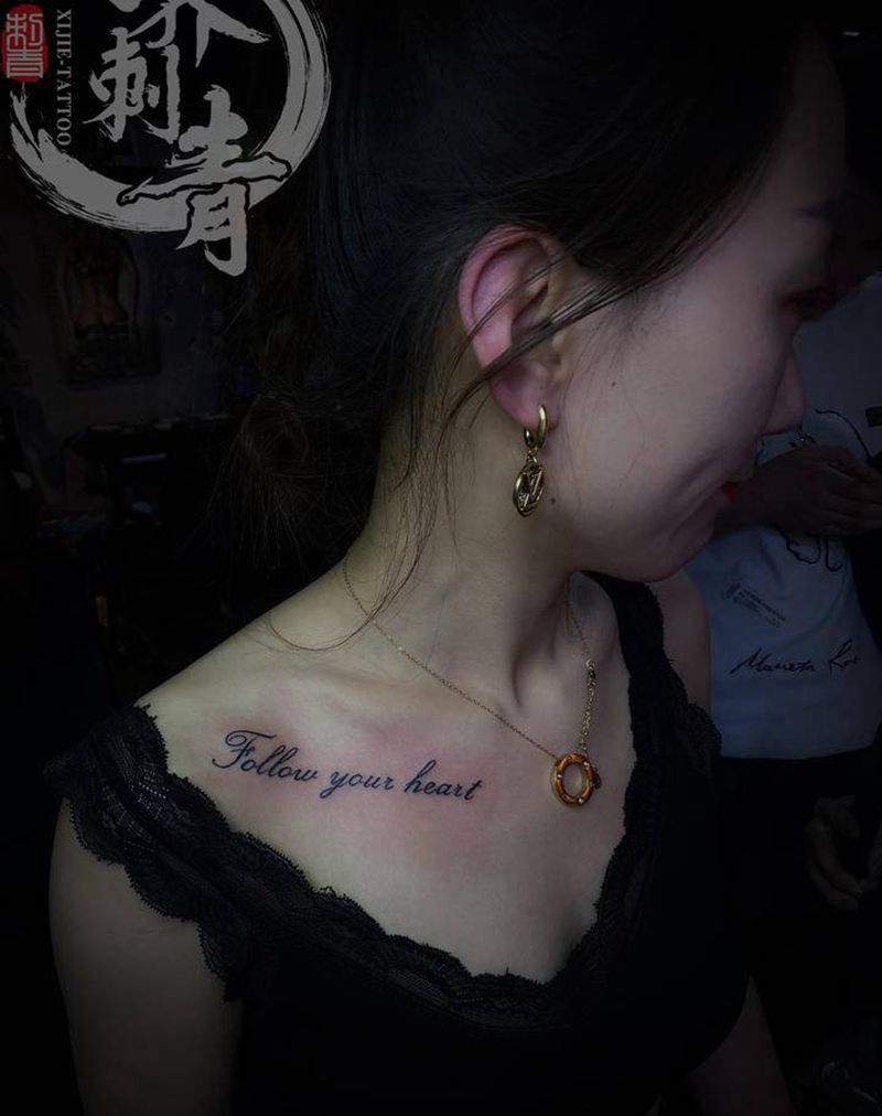 锁骨字母小清新纹身图片_胸部花体字点刺纹身图案