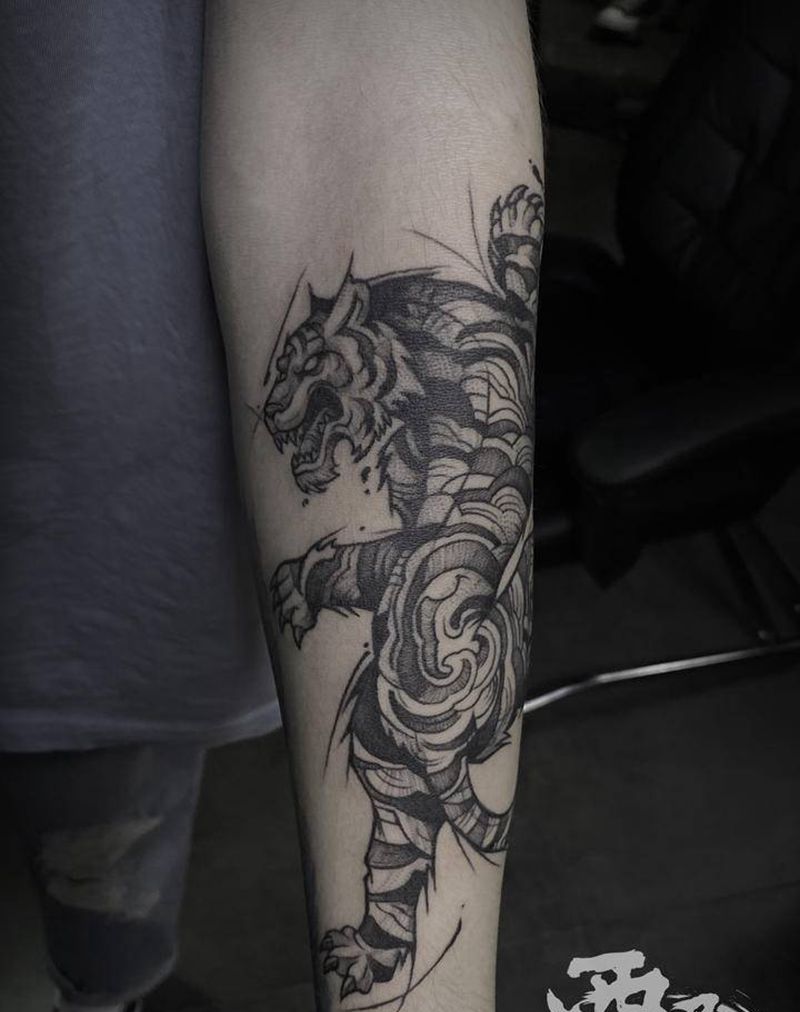 小臂点刺老虎纹身图片_手臂点刺水墨纹身图案