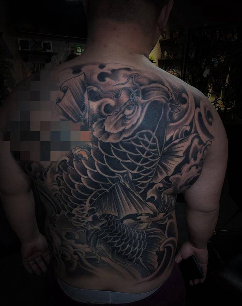 传统满背鲤鱼纹身图片_肩部背部新传统老传统纹身图案