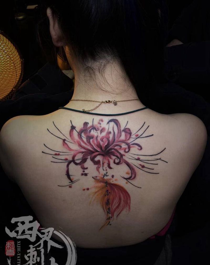 后背彼岸花纹身图片_肩部背部新传统水彩纹身图案