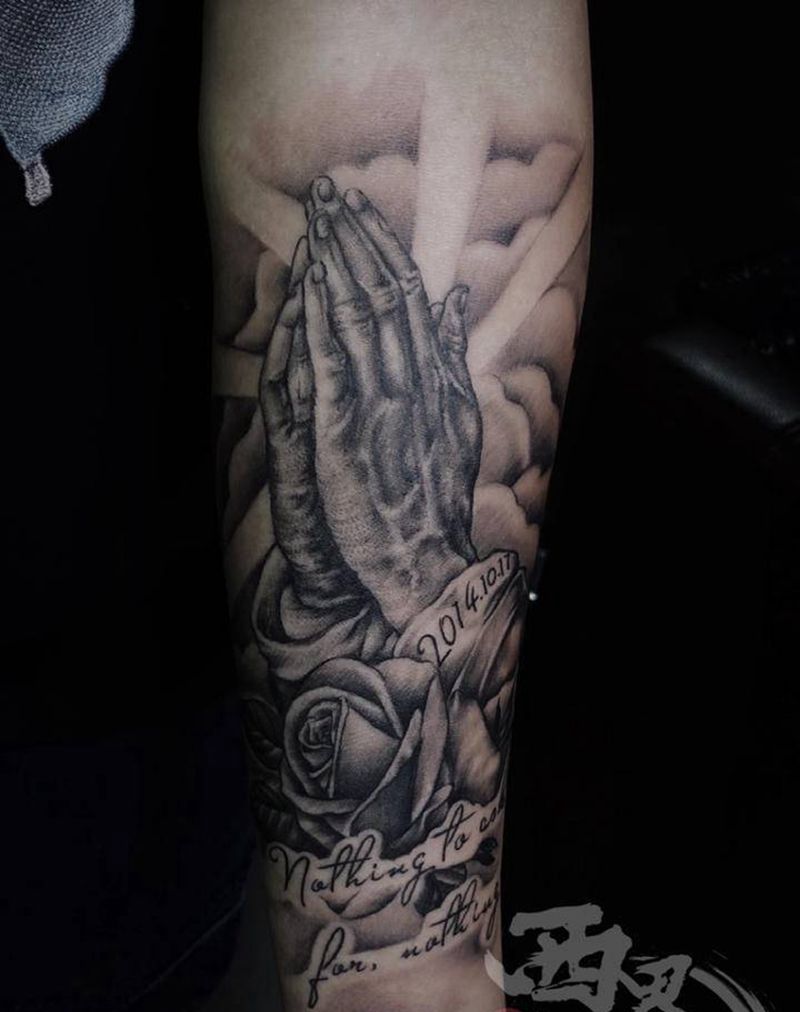 小臂欧美祈祷之手纹身图片_手臂手部欧美写实花体字纹身图案