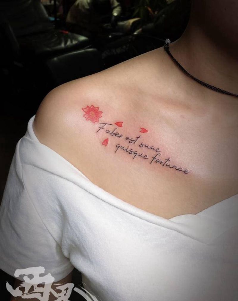 锁骨英文小清新纹身图片_胸部颈部花体字水彩纹身图案