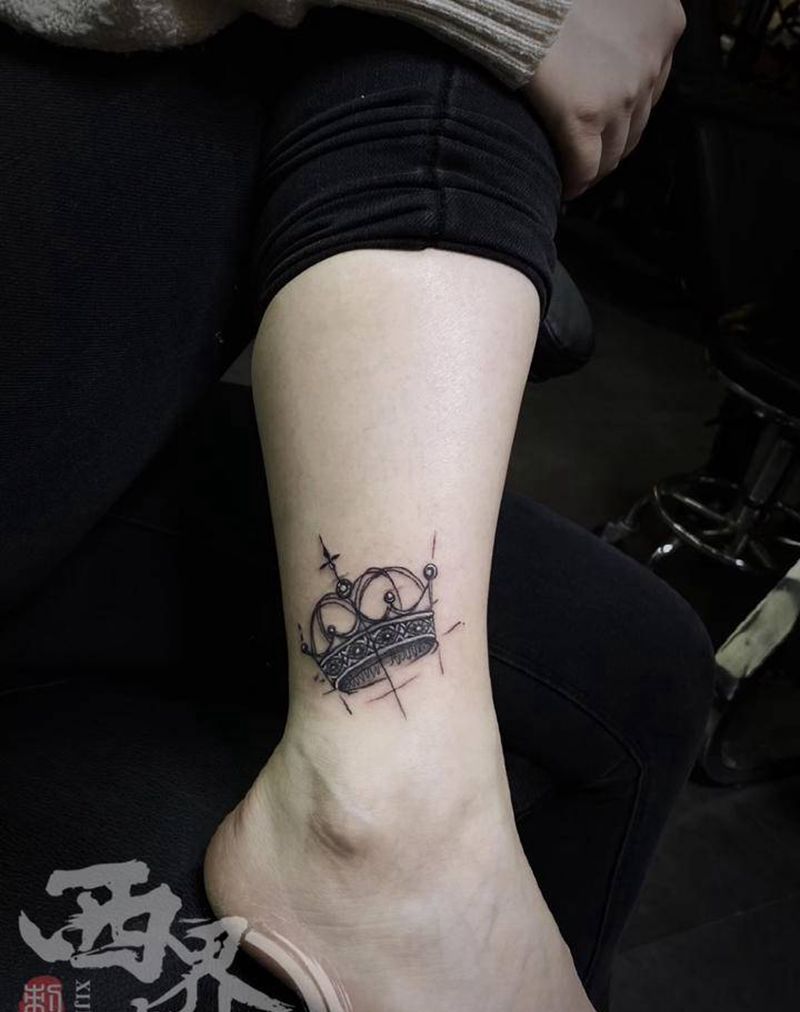 皇冠小清新纹身图片_脚部腿部点刺几何纹身图案