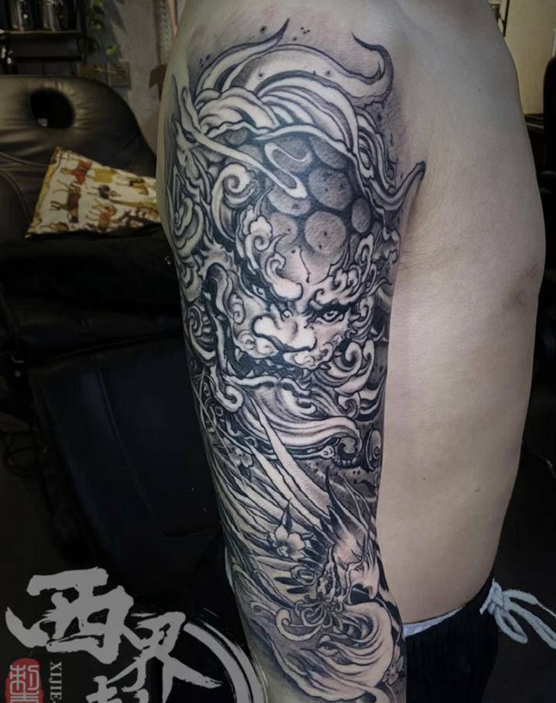 大臂新传统唐狮纹身图片_手臂肩部新传统老传统纹身图案