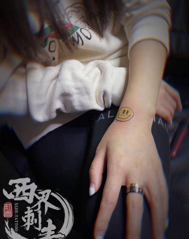 笑脸表情纹身图片_手臂手部New School水彩纹身图案