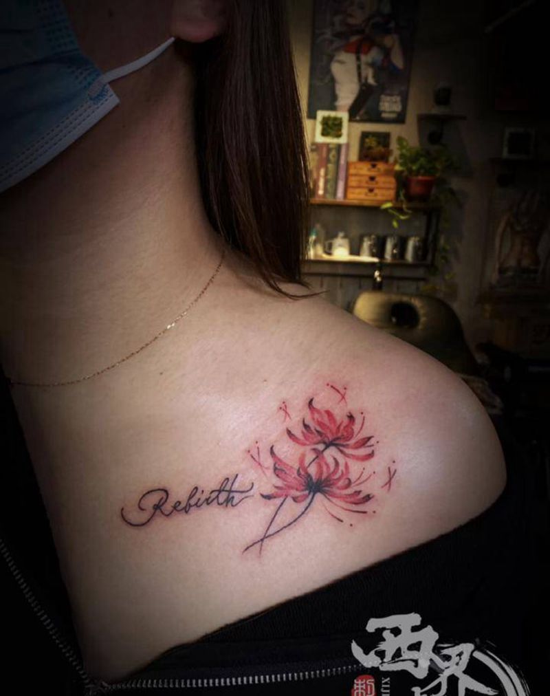 锁骨彼岸花英文纹身图片_胸部肩部花体字水彩纹身图案