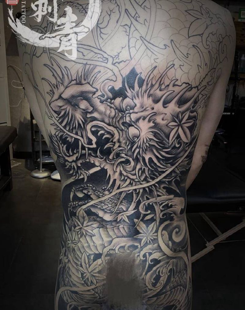 传统满背龙纹身图片_背部老传统新传统纹身图案