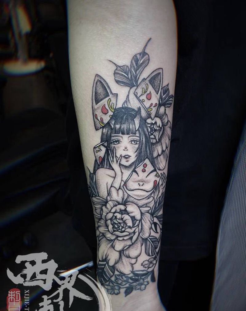 狐面艺妓素花纹身图片_手臂手部点刺素花纹身图案