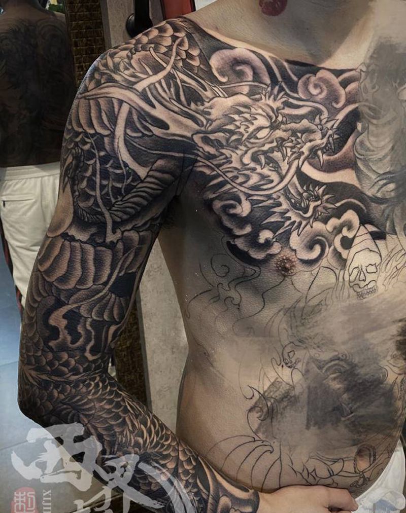 半甲龙花臂龙纹身图片_手臂胸部老传统新传统纹身图案