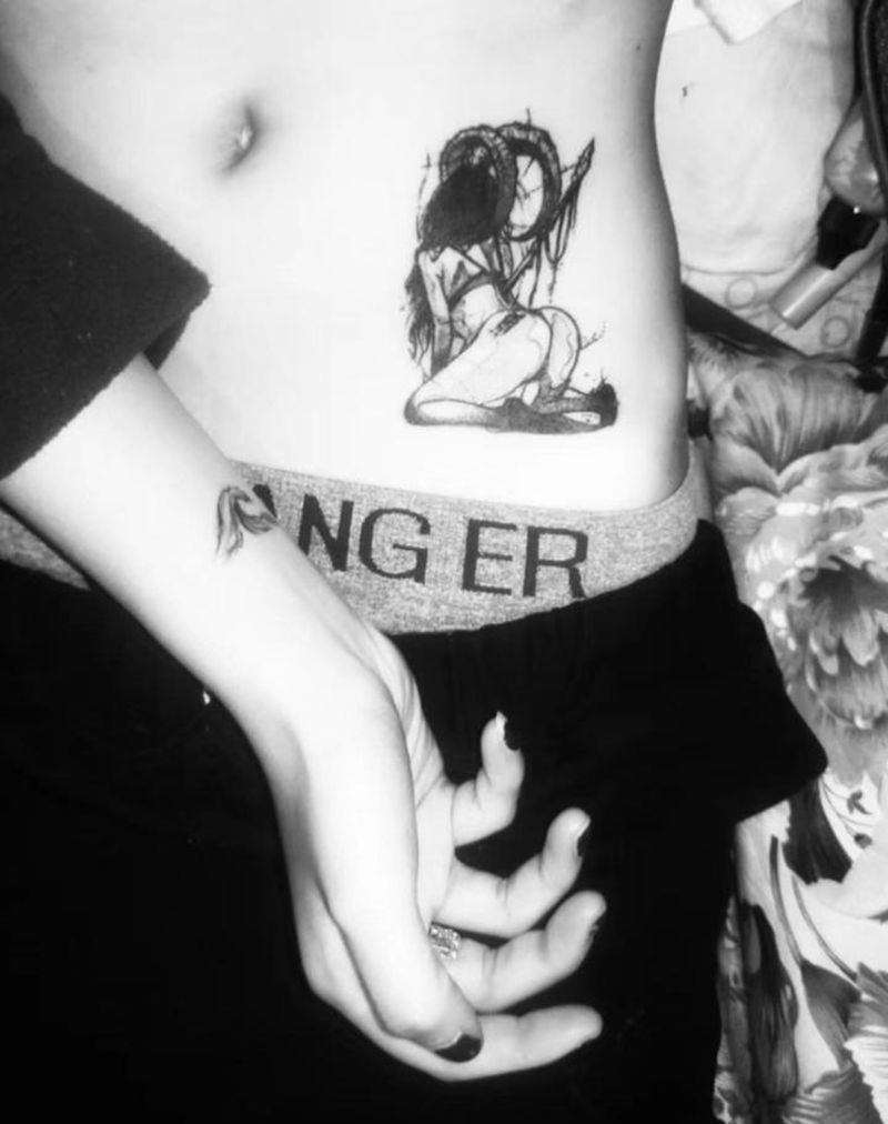 暗黑女郎纹身图片_腹部点刺暗黑纹身图案