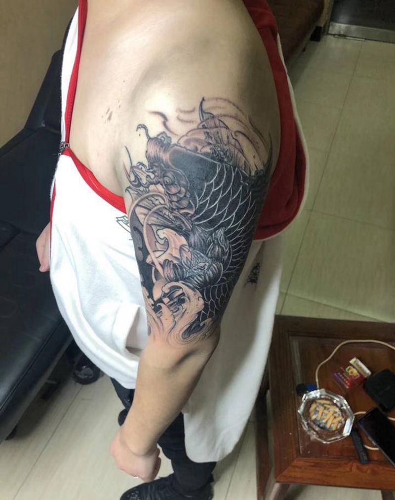 新传统鱼遮盖纹身图片_肩部新传统遮盖纹身图案