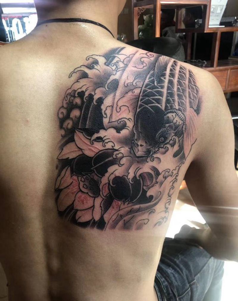 新传统鲤鱼纹身图片_背部新传统鱼纹身图案