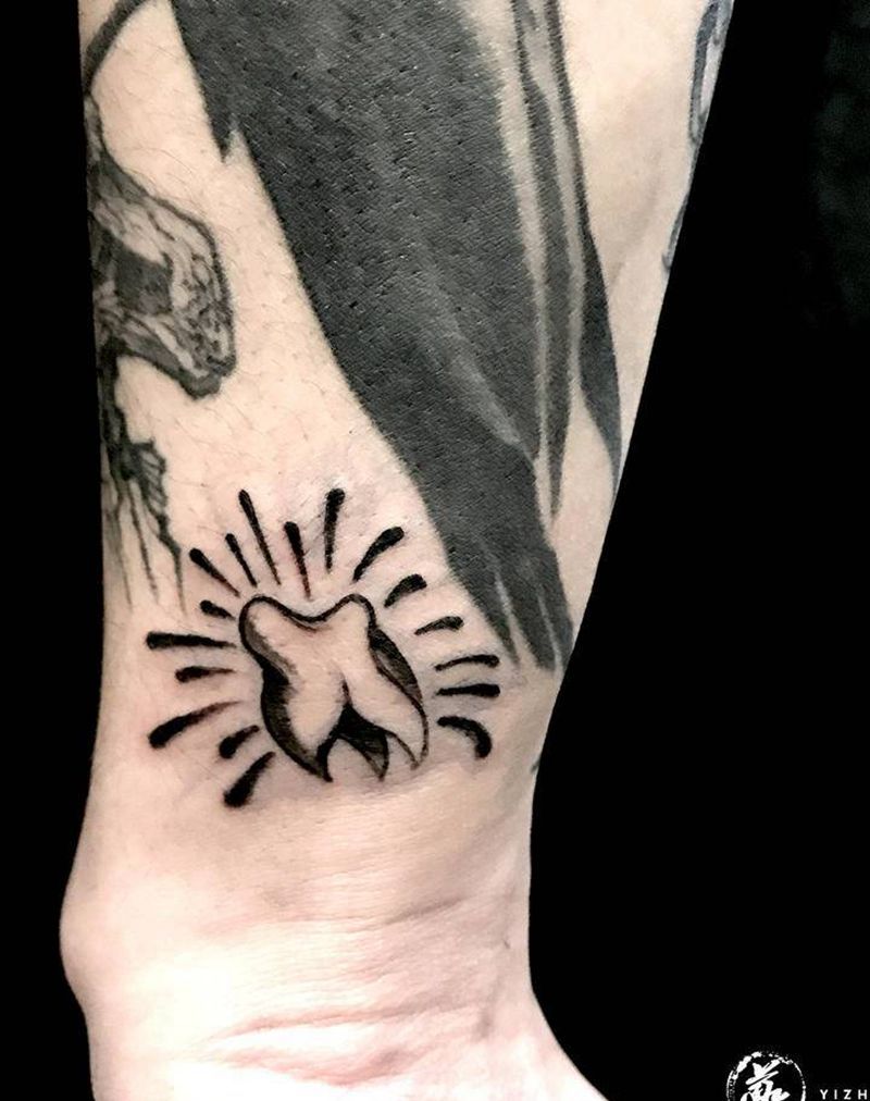 牙齿纹身图片_手部Old School纹身图案