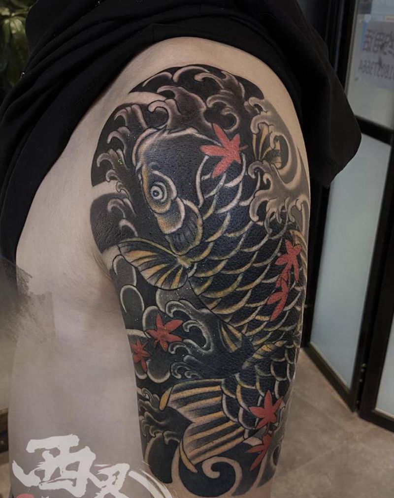 传统鲤鱼遮盖纹身图片_手臂肩部老传统新传统纹身图案