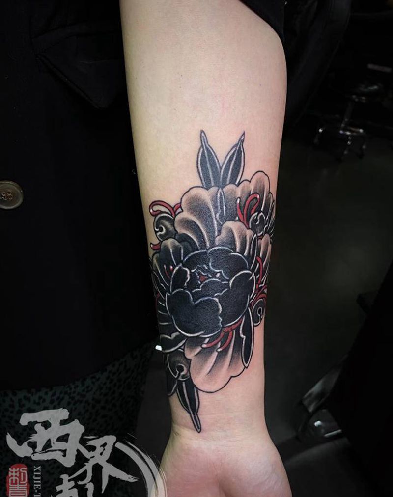 遮盖牡丹纹身图片_手臂图腾Old School纹身图案