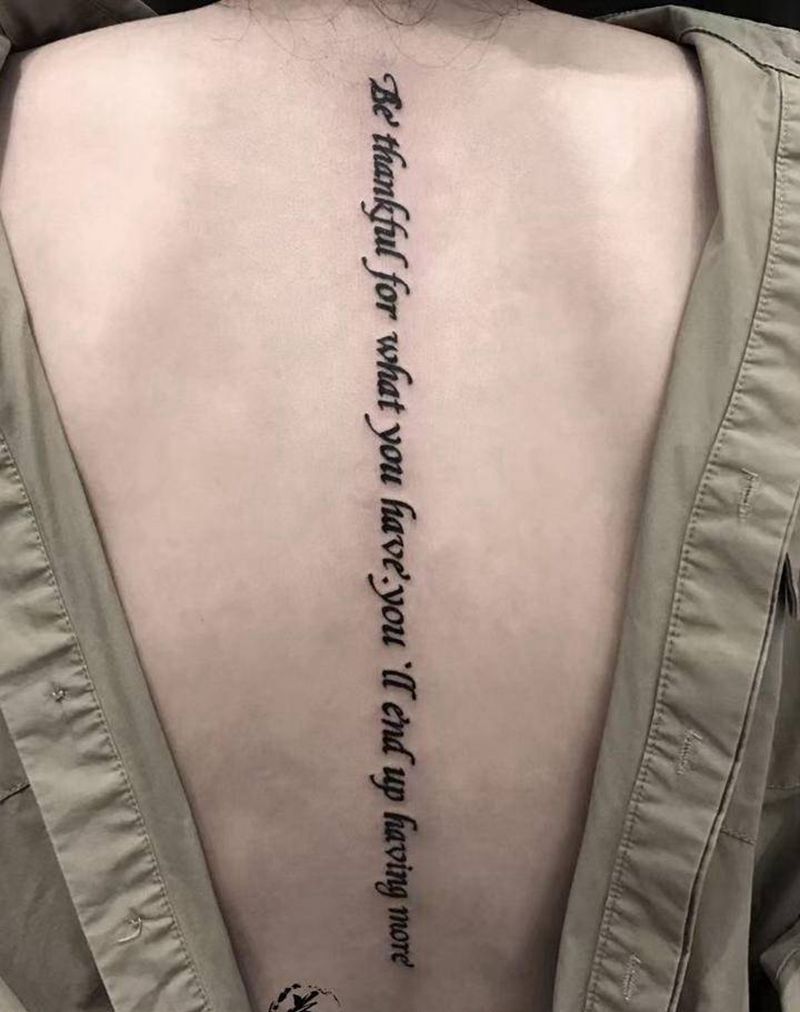 脊柱纹身图片_背部花体字纹身图案