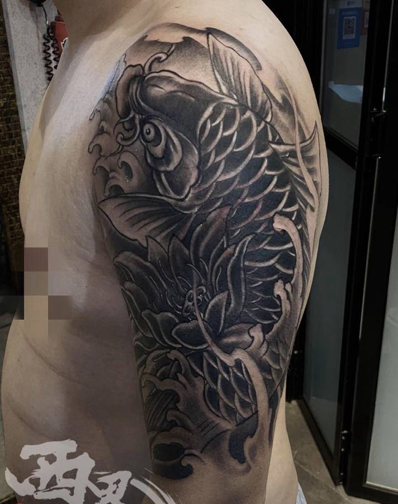 大臂鲤鱼纹身图片_手臂肩部老传统新传统纹身图案