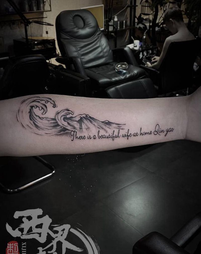 山水点刺花体字纹身图片_手臂花体字点刺纹身图案