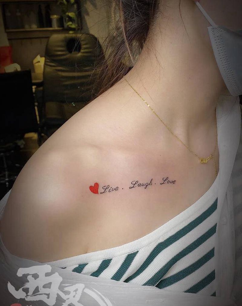 锁骨字母小清新纹身图片_肩部胸部花体字纹身图案