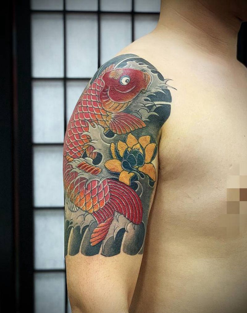 老传统大臂锦鲤纹身图片_手臂老传统纹身图案