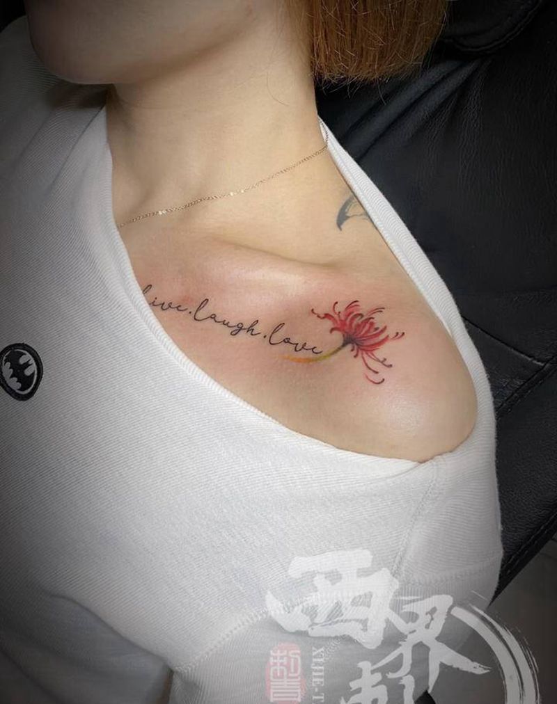 锁骨彼岸花字母小清新纹身图片_肩部胸部花体字水彩纹身图案