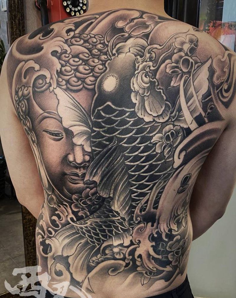 满背佛头鲤鱼纹身图片_背部新传统老传统纹身图案