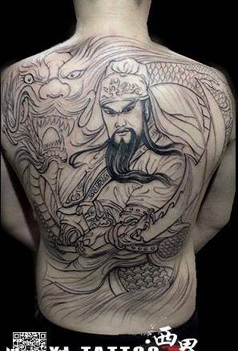 满背关公割线纹身图片