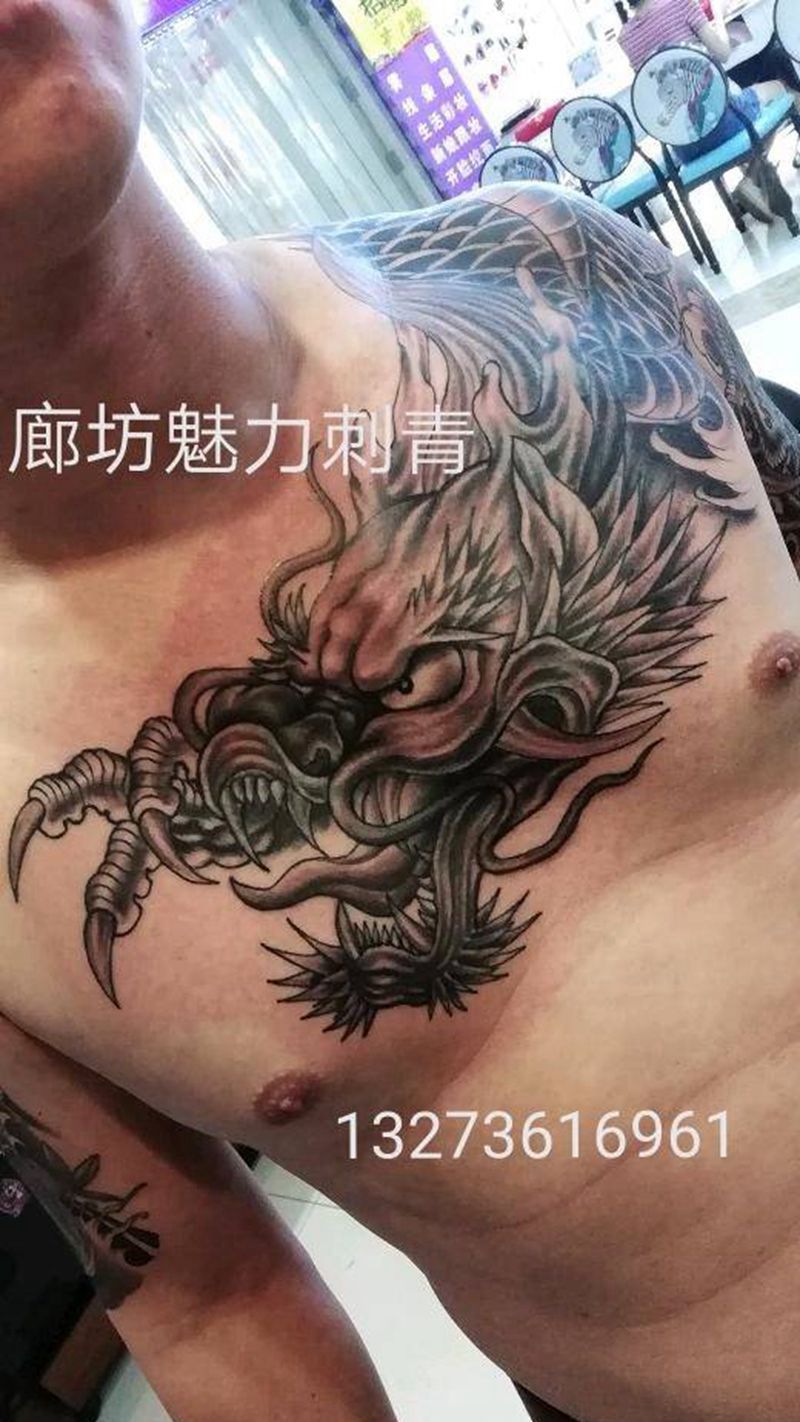 披肩龙纹身图片