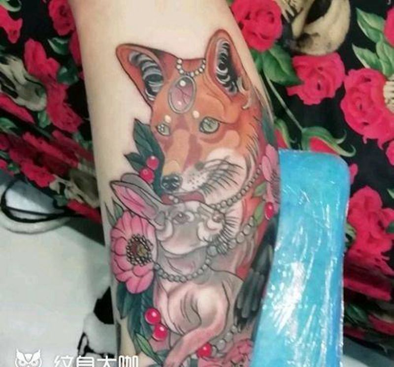 彩色狐狸纹身图片_腿部欧美写实新传统纹身图案