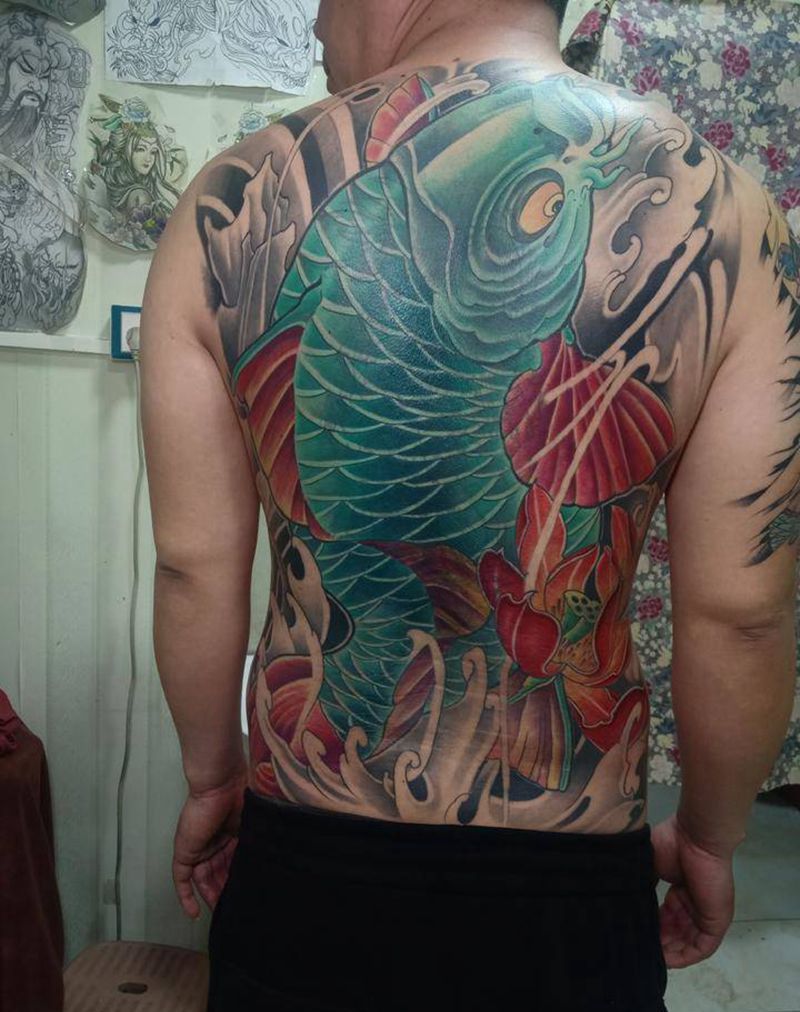 遮盖大鲤鱼纹身图片_背部新传统纹身图案
