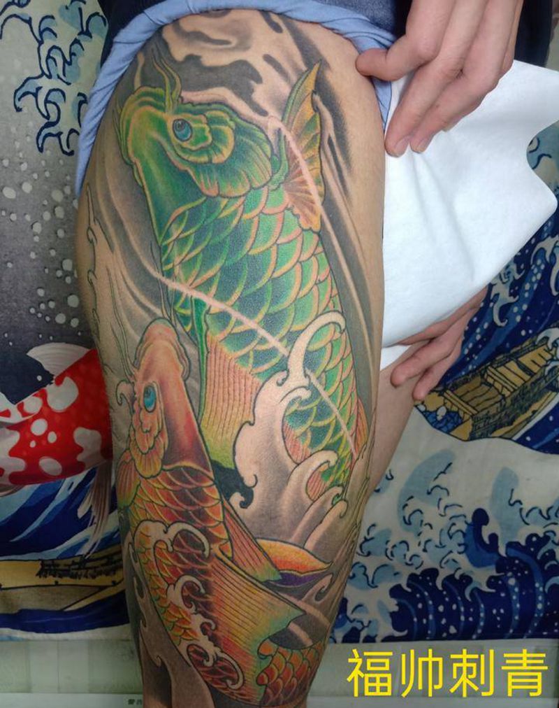 红鲤鱼与绿鲤鱼纹身图片_腿部新传统纹身图案