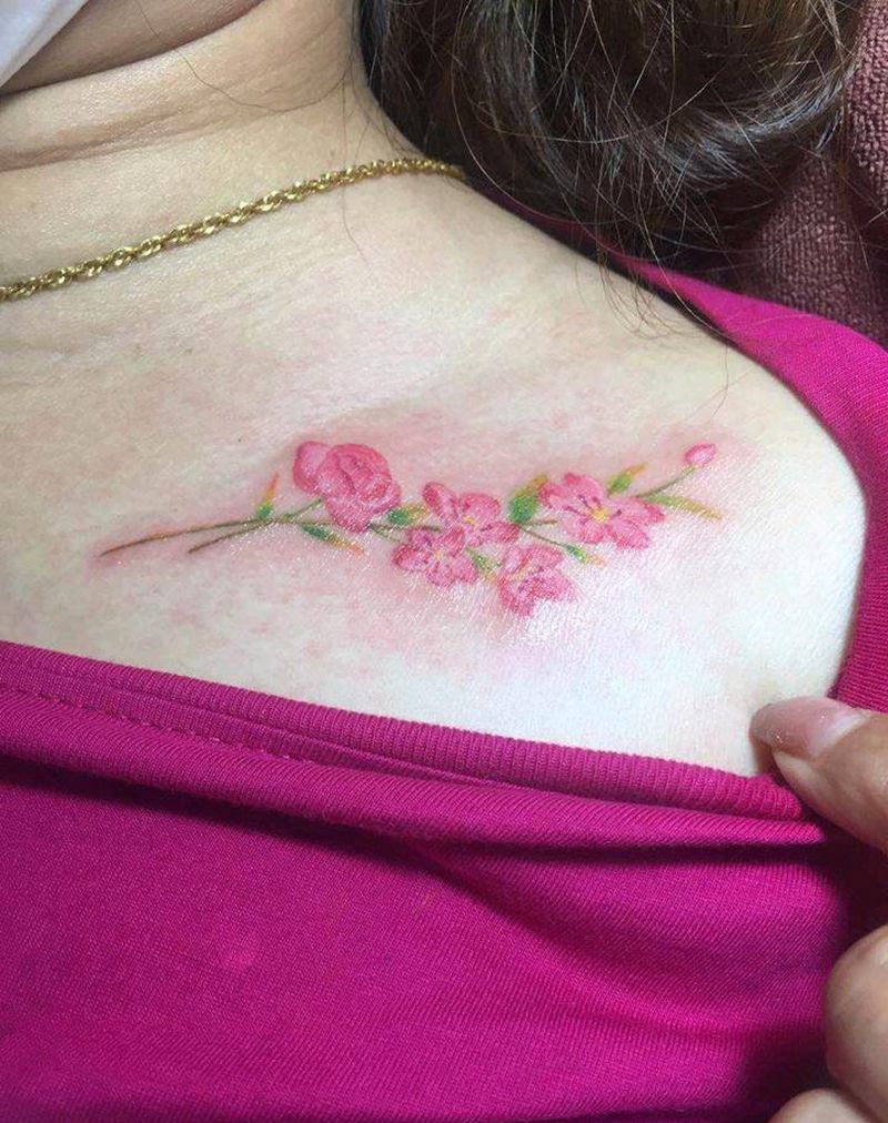 小花纹身图片_胸部新传统纹身图案