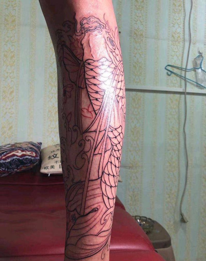 小腿鲤鱼纹身图片_腿部纹身图案