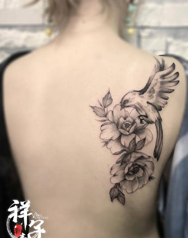 有一只鸟纹身图片_成品背部清新植物动物纹身图案