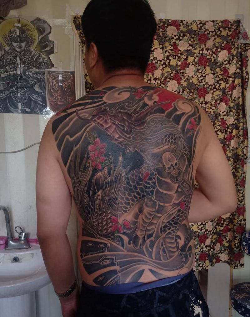 麒麟纹身图片_背部新传统纹身图案