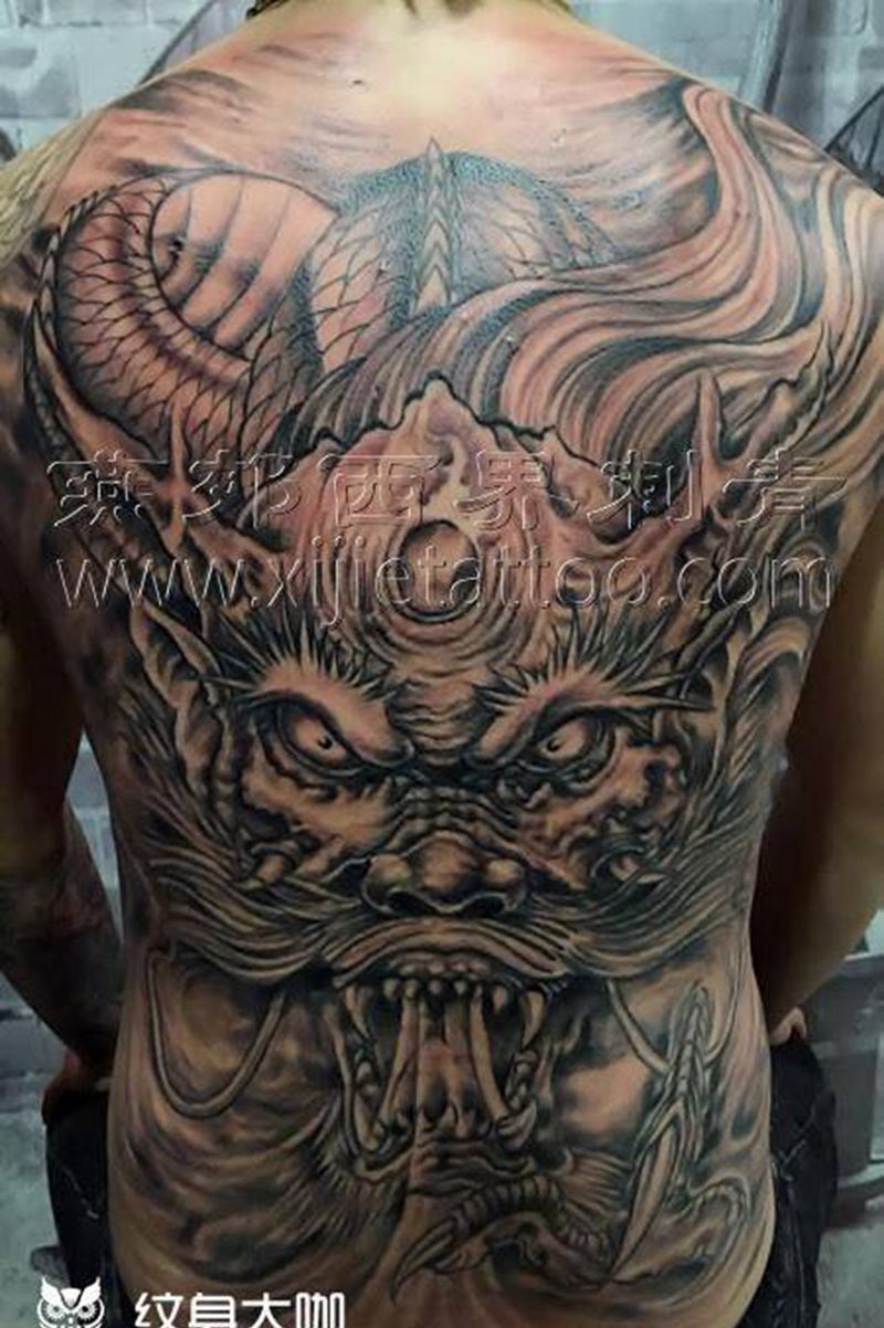 满背龙纹身图片