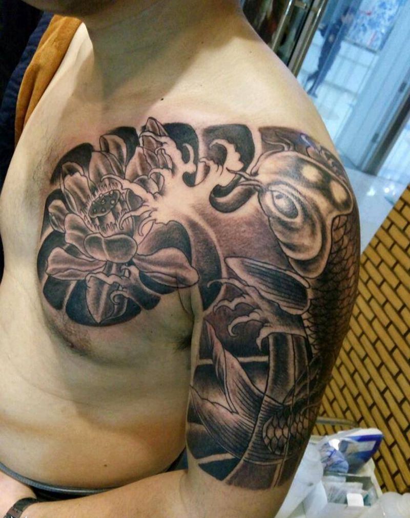 半甲鲤鱼荷花纹身图片