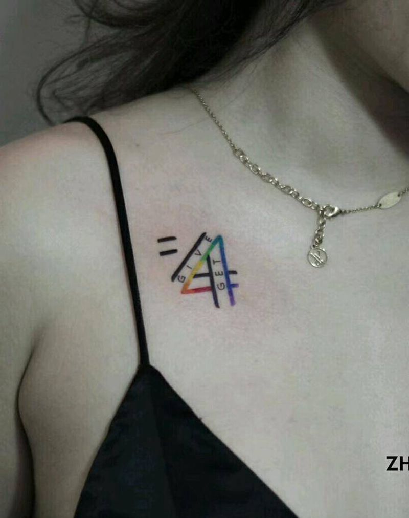 特殊创意纹身图片_胸部臀部水彩几何创意纹身图案