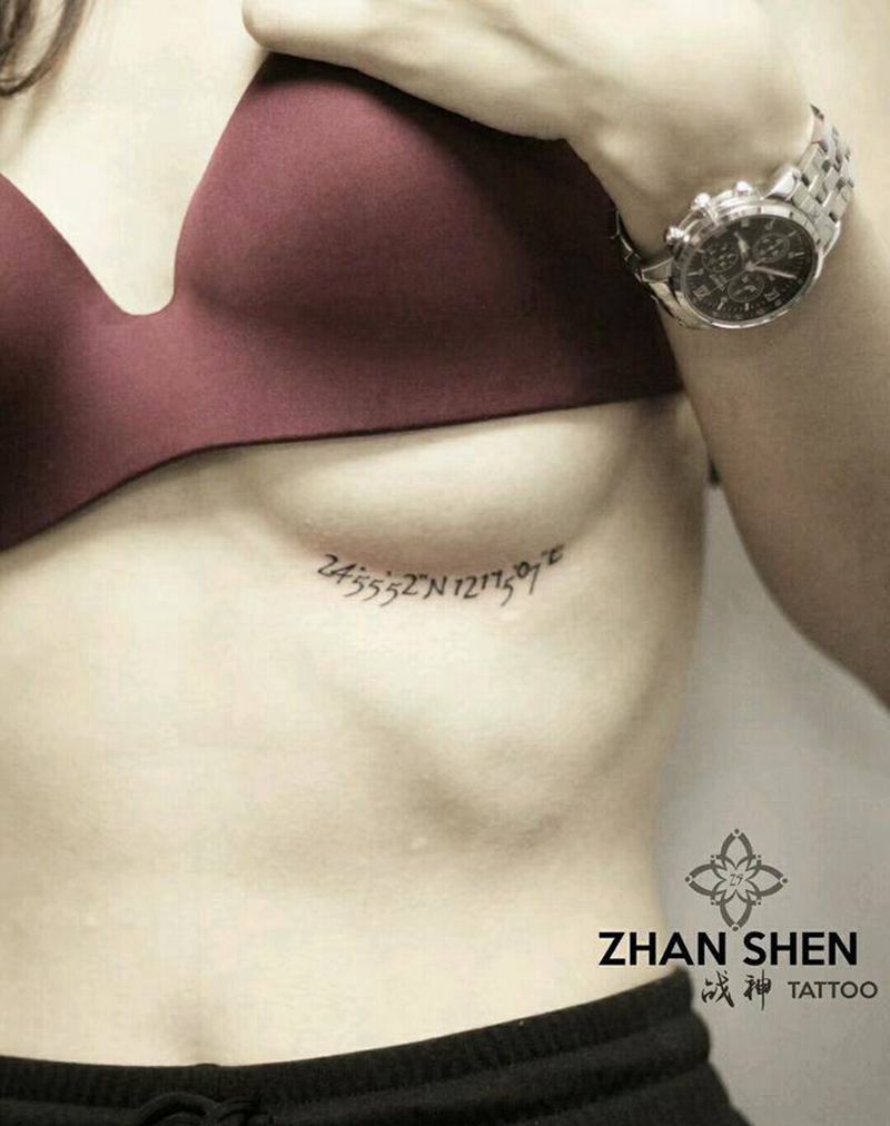 字母纹身纹身图片_胸部几何花体字英文字母纹身图案