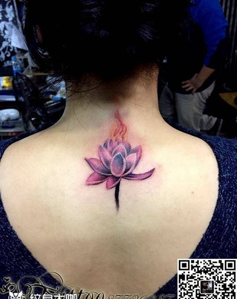 花纹身图片_成品颈部写实植物纹身图案