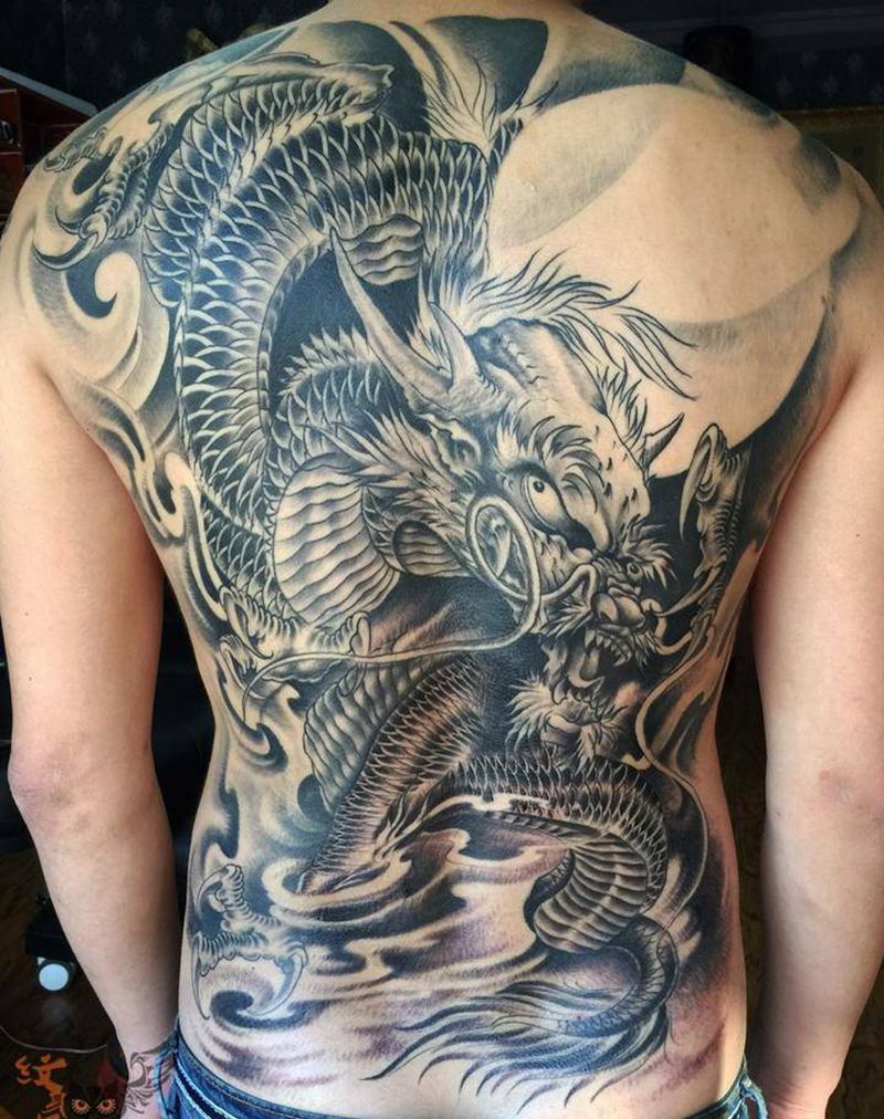 满背龙纹身图片