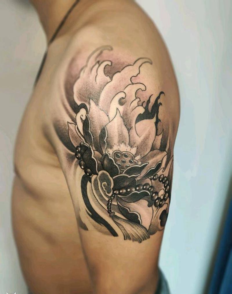 大臂传统荷花纹身图片_肩部手臂新传统老传统荷花莲花佛珠纹身图案