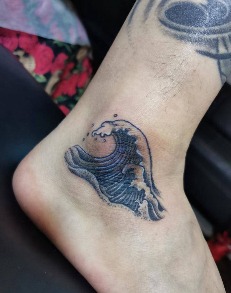 海浪纹身图片_腿部点刺纹身图案