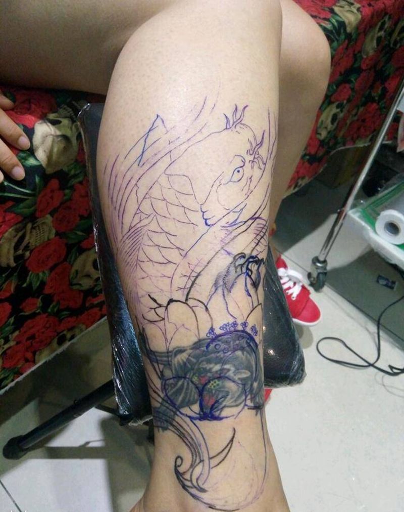 鲤鱼荷花遮盖纹身图片