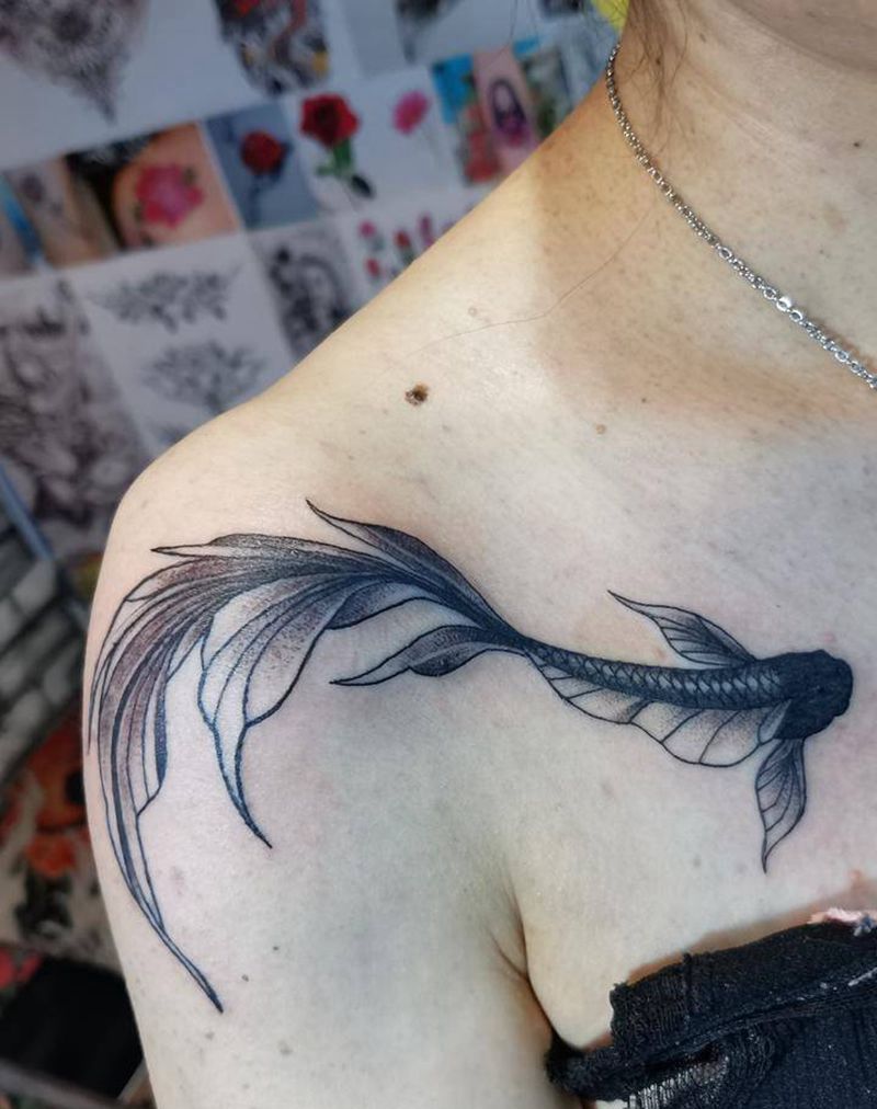 鱼纹身图片_胸部点刺纹身图案