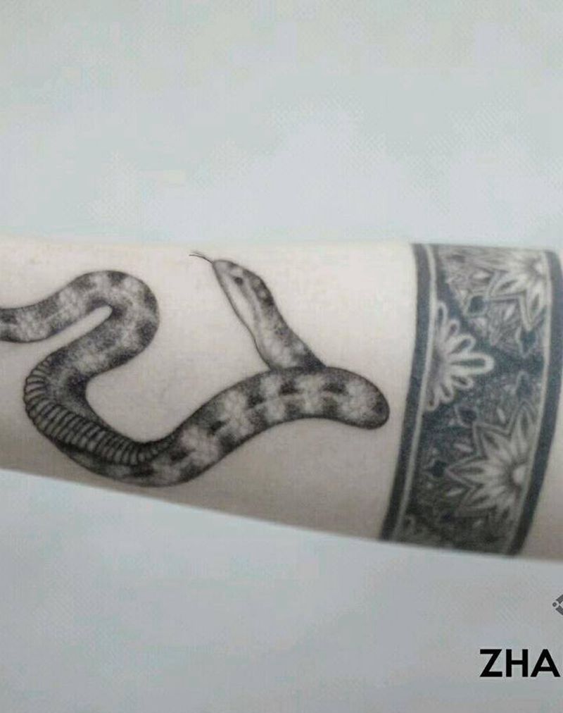 欧美风纹身图片_胸部手部欧美写实点刺纹身图案