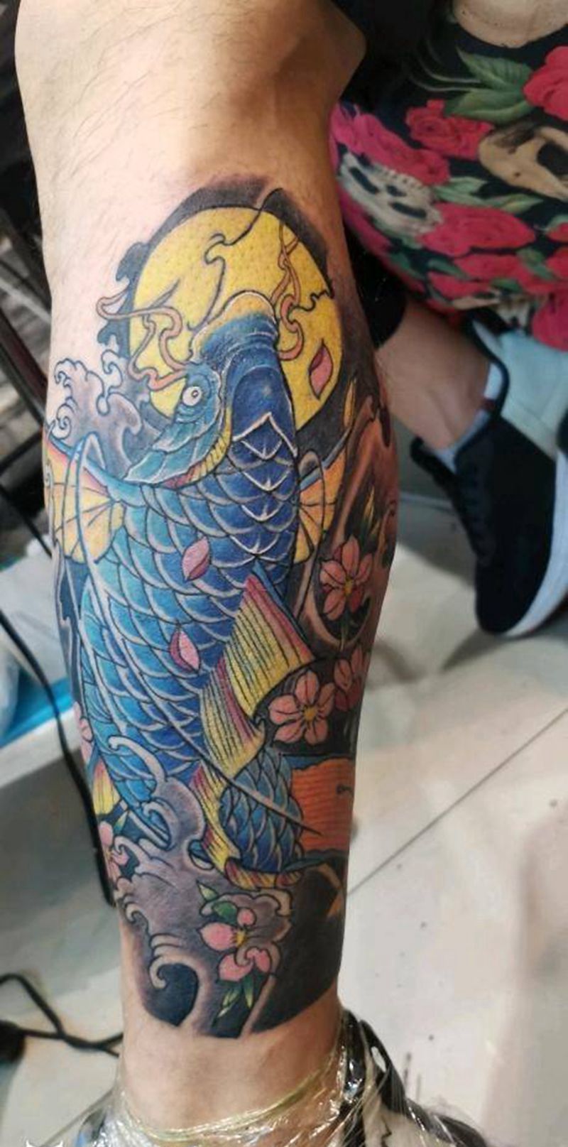 鲤鱼彩色纹身图片_腿部手臂新传统纹身图案