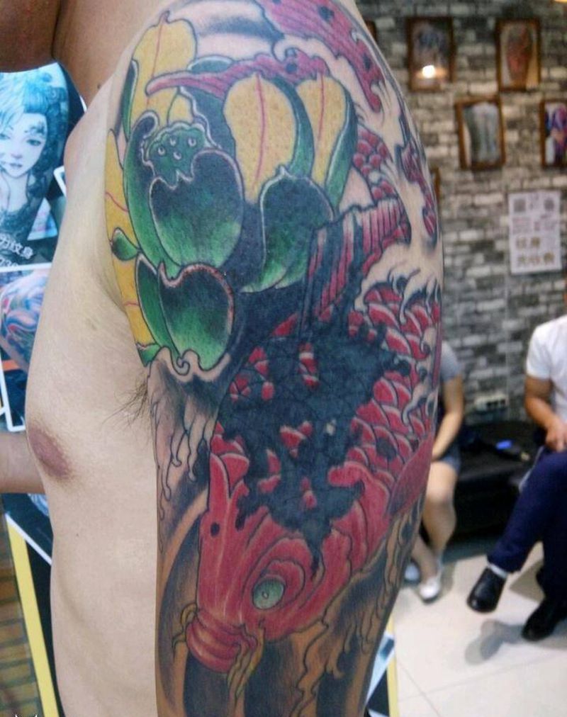 鲤鱼荷花遮盖，原来是图腾。纹身图片