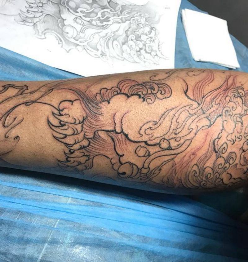 小腿唐狮纹身图片