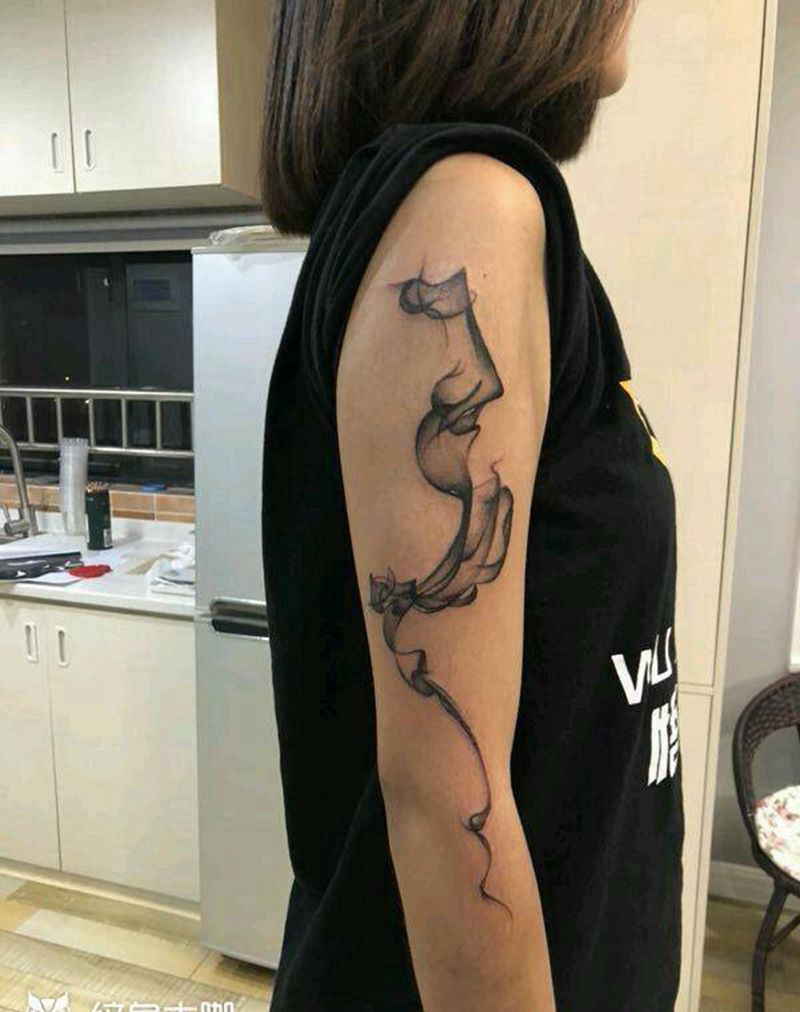 烟雾纹身图片_肩部手臂新传统水墨纹身图案